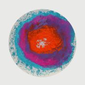 ART LIQUIDE – Créateur de tableaux contemporains pour une décoration murale unique et raffinée. Cette œuvre a été embellie par l’artiste grâce à la résine appliquée sur le verre qui accentue la profondeur et le dynamisme du tableau. Cette œuvre est agrémentée de véritables cristaux Swarovski qui lui donne un éclat unique