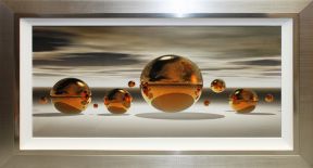 TABLEAUX ART LIQUIDE – Créateur de tableaux contemporains haut de gamme pour une décoration murale unique et raffinée. Cette œuvre a été embellie par l’artiste grâce à la résine appliquée sur le verre qui accentue la profondeur et le dynamisme du tableau. Cette œuvre est agrémentée de véritables cristaux qui lui donnent un éclat unique. Chaque œuvre est faite à la main et possède son certificat d’authenticité