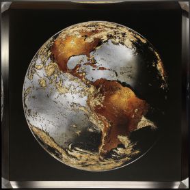TABLEAUX ART LIQUIDE – Créateur de tableaux contemporains haut de gamme pour une décoration murale unique et raffinée. Cette œuvre a été embellie par l’artiste grâce à la résine appliquée sur le verre qui accentue la profondeur et le dynamisme du tableau. Cette œuvre est agrémentée de véritables cristaux qui lui donnent un éclat unique. Chaque œuvre est faite à la main et possède son certificat d’authenticité