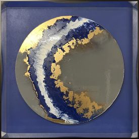 TABLEAUX ART LIQUIDE – Créateur de tableaux contemporains haut de gamme pour une décoration murale unique et raffinée. Cette œuvre a été embellie par l’artiste grâce à la résine appliquée sur le verre qui accentue la profondeur et le dynamisme du tableau. Cette œuvre est agrémentée de véritables cristaux qui lui donnent un éclat unique. Chaque œuvre est faite à la main et possède son certificat d’authenticité