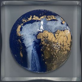 TABLEAUX ART LIQUIDE – Créateur de tableaux contemporains haut de gamme pour une décoration murale unique et raffinée. Cette œuvre a été embellie par l’artiste grâce à la résine appliquée sur le verre qui accentue la profondeur et le dynamisme du tableau. Cette œuvre est agrémentée de véritables cristaux qui lui donnent un éclat unique. Chaque œuvre est faite à la main et possède son certificat d’authenticité