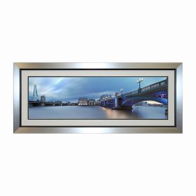 TABLEAUX ART LIQUIDE – Créateur de tableaux contemporains haut de gamme pour une décoration murale unique et raffinée. Cette œuvre a été embellie par l’artiste grâce à la résine appliquée sur le verre qui accentue la profondeur et le dynamisme du tableau. Cette œuvre est agrémentée de véritables cristaux qui lui donnent un éclat unique. Chaque œuvre est faite à la main et possède son certificat d’authenticité