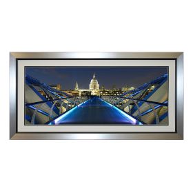TABLEAUX ART LIQUIDE – Créateur de tableaux contemporains haut de gamme pour une décoration murale unique et raffinée. Cette œuvre a été embellie par l’artiste grâce à la résine appliquée sur le verre qui accentue la profondeur et le dynamisme du tableau. Cette œuvre est agrémentée de véritables cristaux qui lui donnent un éclat unique. Chaque œuvre est faite à la main et possède son certificat d’authenticité