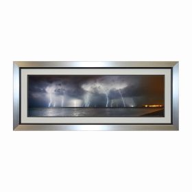 TABLEAUX ART LIQUIDE – Créateur de tableaux contemporains haut de gamme pour une décoration murale unique et raffinée. Cette œuvre a été embellie par l’artiste grâce à la résine appliquée sur le verre qui accentue la profondeur et le dynamisme du tableau. Cette œuvre est agrémentée de véritables cristaux qui lui donnent un éclat unique. Chaque œuvre est faite à la main et possède son certificat d’authenticité